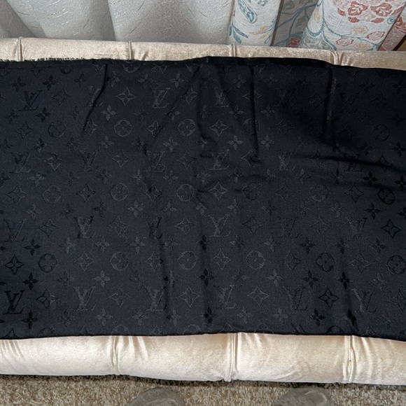 Authentic Louis Vuitton monogram shawl - Picture 4 of 5